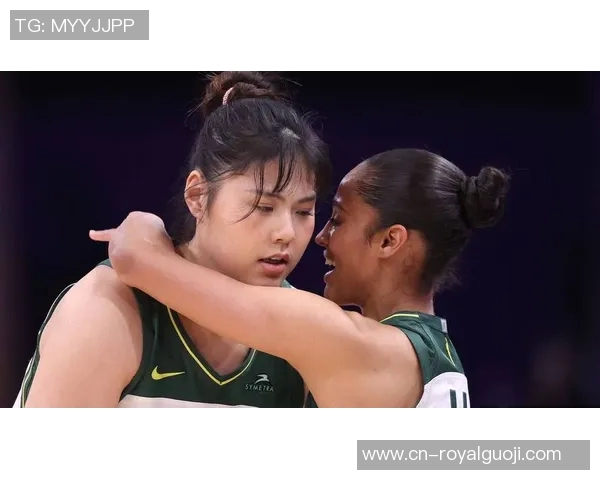 风暴惨败李月汝表现平平赛后与队友击掌默契走入球员通道